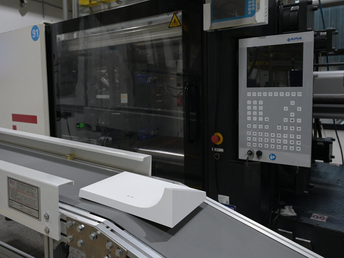 Injection molding machine producing a plastic part for controlled, high-quality injection molding production