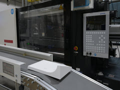 Injection molding machine producing a plastic part for controlled, high-quality injection molding production