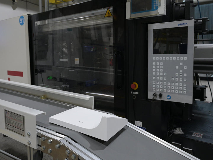 Injection molding machine producing a plastic part for controlled, high-quality injection molding production