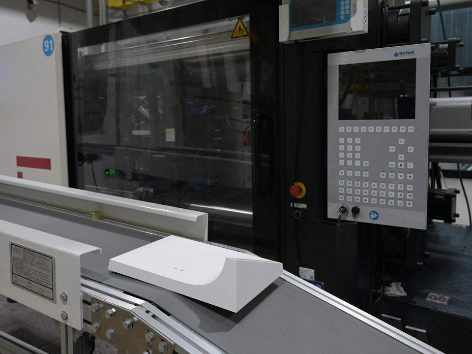Injection molding machine producing a plastic part for controlled, high-quality injection molding production