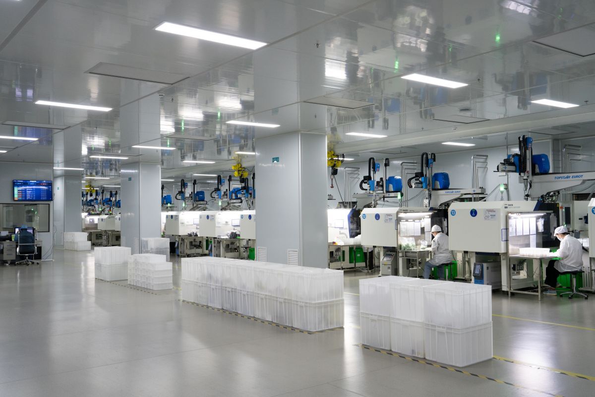 ISO Class 7 cleanroom facility for medical device injection molding